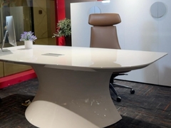 Φουτουριστικά ζωγραφισμένο γραφείο διευθυντή