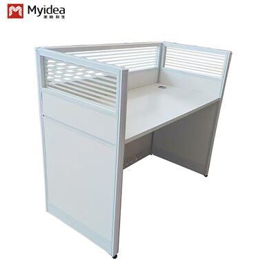 Σύγχρονα ξύλινα γραφεία προσωπικού με γυάλινες οθόνες